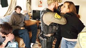 Woman catches her man cheating, breaks every window in his apartment. Solider Comes Home And Finds Another Man With Her Girl Youtube