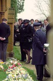 Princess Diana Attends Her Father S Funeral At Althorp 1992 Princess Diana Funeral Diana Funeral Princess Diana