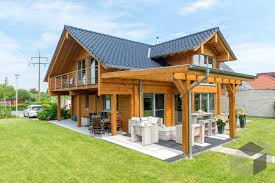 Modernes Blockhaus Mit Terrassenuberdachung In 2020 Haus Holzhaus Haus Bauen