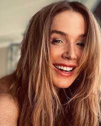 Red lip kind of day 💋 • Lipstick: @madamegabrielabeauty Brows:  @kristiestreicher Hair: @ckaedingcolor @chaviv_hair @elysianvision_  @elitehairextensionsgoldcoast