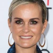 Le 26 octobre 2017 tandis que l'état de santé de johnny se dégrade, la famille se retrouve pour lui apporter du courage. Laeticia Hallyday Clothes Outfits Brands Style And Looks Spotern