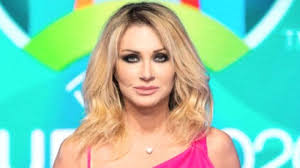 Italian tv presenter paola ferrari went viral after many thought she'd accidentally flashed the whole of italy. 0t Olbjxavisqm