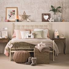 To create a festive atmosphere in the room use lights, garlands, baubles, and other christmas decorations. Christmas Bedroom Decorating Ideas That Will Make Your Scheme Look Magical