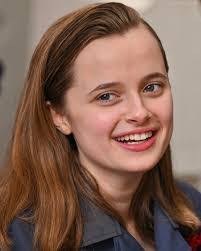 Julia Pitt's Instagram, Twitter & Facebook