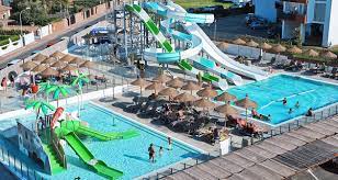 Huelva es una provincia española situada al oeste de la comunidad autónoma de andalucía.su capital es la ciudad de huelva.con una población de 519 229 habitantes a 1 de enero de 2014, 4 ocupa el puesto 31 entre las provincias más pobladas a nivel nacional, además de ser la provincia menos poblada de andalucía, limitando al norte con la de badajoz, al este con la provincia de sevilla. Vacaciones Del Sr Frog Viaja En Otono Al Hotel Ohtels Carabela Golf De Matalascanas De Matalascanas