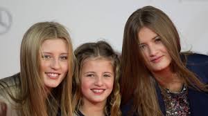 Til schweiger (54) hat eine enge bindung zu seinen vier kindern. Luna Und Emma Schweiger Privat Strenger Papa So Steht Til Zu Den Freunden Seiner Tochter News De