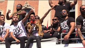 Photos, vidéos et album des frères toulousains bigflo&oli. Decouvrez En Avant Premiere Le Nouveau Titre De Bigflo Et Oli Pour Celebrer La Victoire Du Stade Toulousain Ladepeche Fr