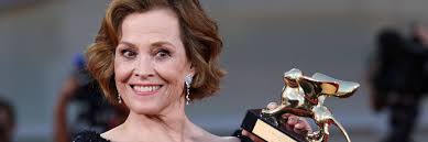 Tops und Flops aus Venedig: Sigourney Weaver als Discokugel, Nicole Kidman  als Stehlampe