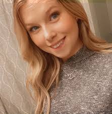 Kari Freer's Instagram, Twitter & Facebook