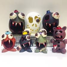 David H Chow On Instagram The Chocolate Minion Family Is Almost All Assembled Yum Chowtas Esculturas De Chocolate Figuras De Chocolate Pasteles Halloween