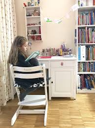 Der stokke steps hochstuhl ist eine beliebte kombination aus babywippe und hochstuhl und nicht nur ideal für babys. Kindheitserinnerungen Und Neue Namen Der Stokke Tripp Trapp Mit Gravur