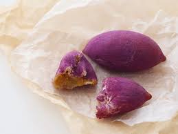 Dari ketiga ubi jalar ini, ubi kuning memiliki kandungan vitamin yang lebih banyak dibandingkan jenis ubi lainnya. 7 Kreasi Ubi Jalar Enak Khas Korea Ada Roti Hingga Pizza