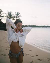 Dit zijn de nieuwe instagramposes van 2018. Anna Nooshin On Instagram I Ll Look Up In The Next Photo I Promise Shot By Vivianhoorn Alixthelabel Anna Nooshin Looking Up Instagram