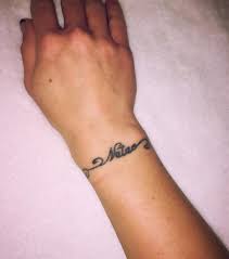 Mais le tatouage prénom, ce n'est pas seulement un tatouage de couple. Tatouage Prenom Bras Cheville Cou Les Meilleures Parties Du Corps A Choisir