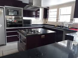 Puede consultarnos también sobre otros diseños de armarios de su interés, mobiliario para dormitorios, interiores de escobero para cocina, plastificado blanco con dos puertas abatibles. Fabrica De Muebles De Cocina A Medida Chile