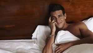 Mario casas, protagonista absoluto de este autodenominado thriller erótico, también se ha hecho eco del nacimiento mediático. Los Amigos De Mario Casas Lo Despiertan Tirandole Un Cubo De Agua