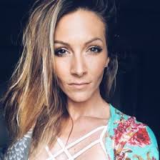 Lora Carter's Instagram, Twitter & Facebook