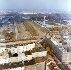 Doch heute, 30 jahr nach dem mauerfall, ist von dieser einstigen barriere kaum mehr etwas zu sehen. Luftbilder Der Berliner Mauer Am Friedrich Ludwig Jahn Sportpark Nach Dem Ausbau Der Grenzanlagen Mediathek Des Stasi Unterlagen Archivs