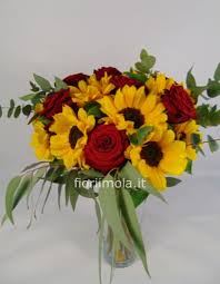 Quando, nella bella stagione, la natura mostra il suo profilo migliore, i girasoli indicano la giusta direzione in cui guardare! Mazzo Girasoli E Rose Rosse Consegna Fiori A Imola Invio Fiori E Piante A Domicilio A Imola