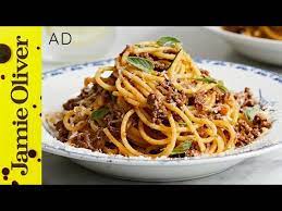 Jamie kochte es letzte woche in der sendung olivers twist in seiner küche in london und hatte seinen italienischen freund, der auch koch ist zu gast. Traditional Spaghetti Bolognese Video Jamie Oliver