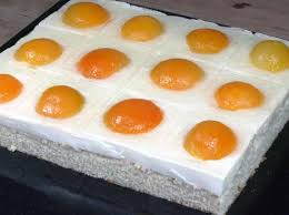 Ein ganz tolles und passendes rezept dazu, nämlich ein bienchenkuchen rezept, habe ich auf der facebookseite von sanella gefunden. Sanella Spiegeleikuchen Rezept Saftiger Spiegeleierkuchen Vom Blech Mit Aprikosen Pudding Und Schmand