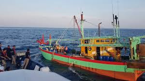 Kabar soal kapal berbendera taiwan yang membawa sabu seberat 3 ton, menurut bea cukai sebatas dugaan yang tidak terbukti kebenarannya. Menghentikan Pencurian Ikan Oleh Kapal Asing Kumparan Com
