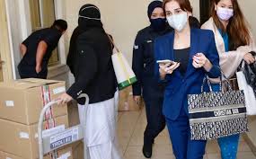 Lantaran itu malam tadi, zarina yang membuat sesi siaran langsung dengan pelakon zoey rahman, 36, di instagram (ig) diajukan soalan mengenai laporan tersebut. Zarina Zainuddin Didenda Rm17 500 Jual Kosmetik Tak Bernotifikasi
