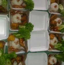 Seporsi nasi uduk lengkap diisi dengan nasi uduk, lauk utama berupa ayam goreng dan lauk pendamping seperti tahu, tempe dan ati ampela. Ayam Obong Pak Jenggot Ayam Polet Ø¯Ù„ÙŠÙ„ Ø§Ù„ØµÙØ­Ø§Øª