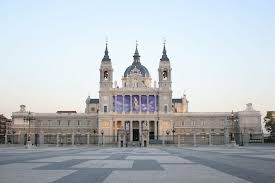 Catedral De Santa Maria La Real De La Almudena Madrid Cathedral Of Almudena Madrid Www Katannatours Blogspot Com Catedral Iglesia Catedral Madrid Espana
