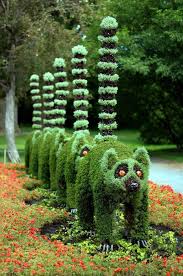 22 Unusual And Creative Garden Statues And Ornaments Montreal Botanical Garden Garden Art Topiary Garden