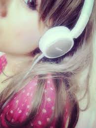 goodnight running 吸 两次 吐 一朵红色的亮点在半空中的阳台上愈趋清楚 看不到烟的燃烧 但路面有节奏拍打着有夜灯的窗 汗水逆向渗透 在耳朵上的扬声器 午夜的马路像是15 个月没有打炮的家伙 没有想要 in ear headphones headphones over ear headphones