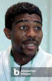 Image of NIGERIAN SOCCER STAR CHRISTOPHER KANU SPEAKS TO JOURNALISTS,  2000-09-14 (photo)