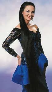 Crystal Gayle Born Brenda Gail Webb On January 9 1951 Is An Award Winning American Country Music Long Hair Styles Crystal Gayle Hair Country Female Singers