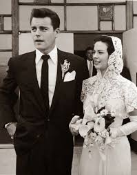 Natalie Wood And Rj Got Married For The First Time In 1957 The Baby Watch In The Movie Magazines Celebrity Wedding Photos Celebrity Bride Celebrity Weddings