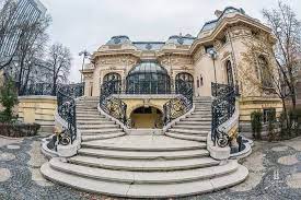 In buricul targului, dar ferita de ochii lumii, mascata de o cladire somptuoasa, cu vegetatie, separeuri, o mini gradina, chelneri politicosi, preturi decente, muscate atarnate. Locurile Culturii