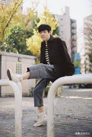 陳冠希裸照事件（英語： edison chen photo scandal ）又稱香港藝人不雅照事件、藝人床照流出事件等，在大陸又稱為豔照門，是始發於2008年1月底香港娛樂圈及互聯網的一件. é¦™è•‰å¨›æ¨‚é‚„åœ¨ç´æ‚¶å¦‚ä½•æ§ç´…çŽ‹å–† çŽ‹æ€è°ä¸€æ¢å¾®åšå°±æžå®šäº† æ¯æ—¥é ­æ¢