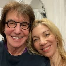 Elizabeth Pegler's Instagram, Twitter & Facebook