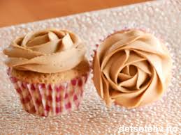 Dette Er Cupcakes Helt Etter Min Smak Her Har Du Myke Cupcakes Med Valnotter Og Kaffekremtopping Kan Det Bli Bedre Det Spesiell Mat Kakeoppskrifter Muffins