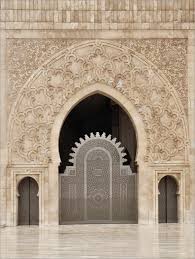 All'interno, una sala enorme e maestosa, grande circa 20 000 m² (lunga circa 200 m per circa 100 m di larghezza) e alta circa 60 m che ha la capacità massima di accogliere 25. Art Couture Fassade Der Hassan Ii Moschee In Casablanca Poster Online Bestellen Posterlounge De