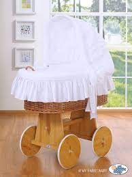Un Bel Cestino La Piu Grande Culla Sul Mercato Un Colore Bianco Di Vimini E Legno Il Set Include La Bianch Culla Di Vimini Biancheria Da Letto Passeggini