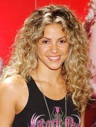50 Hairstyles For Frizzy Hair To Enjoy A Good Hair Day Every Day Shakira Hair Curly Hair Styles Naturally Haircuts For Curly Hair