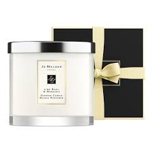 Peppery basil and aromatic white thyme bring an unexpected twist to the scent of limes. English Pear Freesia Deluxe Candle Moda Home