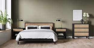 Queen size beds have an overall length of 80 (203 cm) and width of 60 (152 cm). Choosing The Bed Size Perfect For Your Room