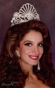 Hoy es el cumpleaños de Sandra Rivero Zimmermann de Castedo. Fue ,Reina del  Turismo de Bolivia 1992, Virreina del Turismo Mundial 1992 en España. Fue  Miss Litoral 1994 y Miss Bolivia Universo