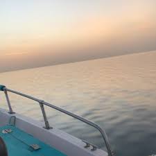 اجمل الرحلات البحرية في شاطي نصف القمر للعوائل والعزاب جولات تمشية على الشاليهات والشواطئ ونصف البحر للاستفسار او الحجز على خاص الانستقرام او التو Structures