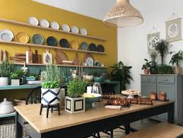 Une Cuisine Vert Et Jaune Notre Reperage Deco Joli Place En 2020 Cuisine Verte Salle A Manger Jaune Cuisine Jaune