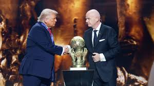 Infantino, acusado de infringir normas por su relación con Trump