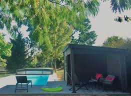 Préparez le sol de l'abri avec une planche de bois que vous surélevez. Comment Amenager Un Abri En Bois Ou En Metal Pour Son Barbecue Blog Conseil Abri Jardin Garage Carport Bons Plans