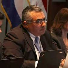 Desayuno típico de huevos revueltos con jamón.