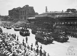 Reggimento leoni san marco e tuscania folgore : Sfilata Di Carri Armati Davanti Alla Tribuna Delle Autorita In Via Dei Fori Imperiali Durante La Parata Militare Del 2 Giugno Archivio Storico Istituto Luce